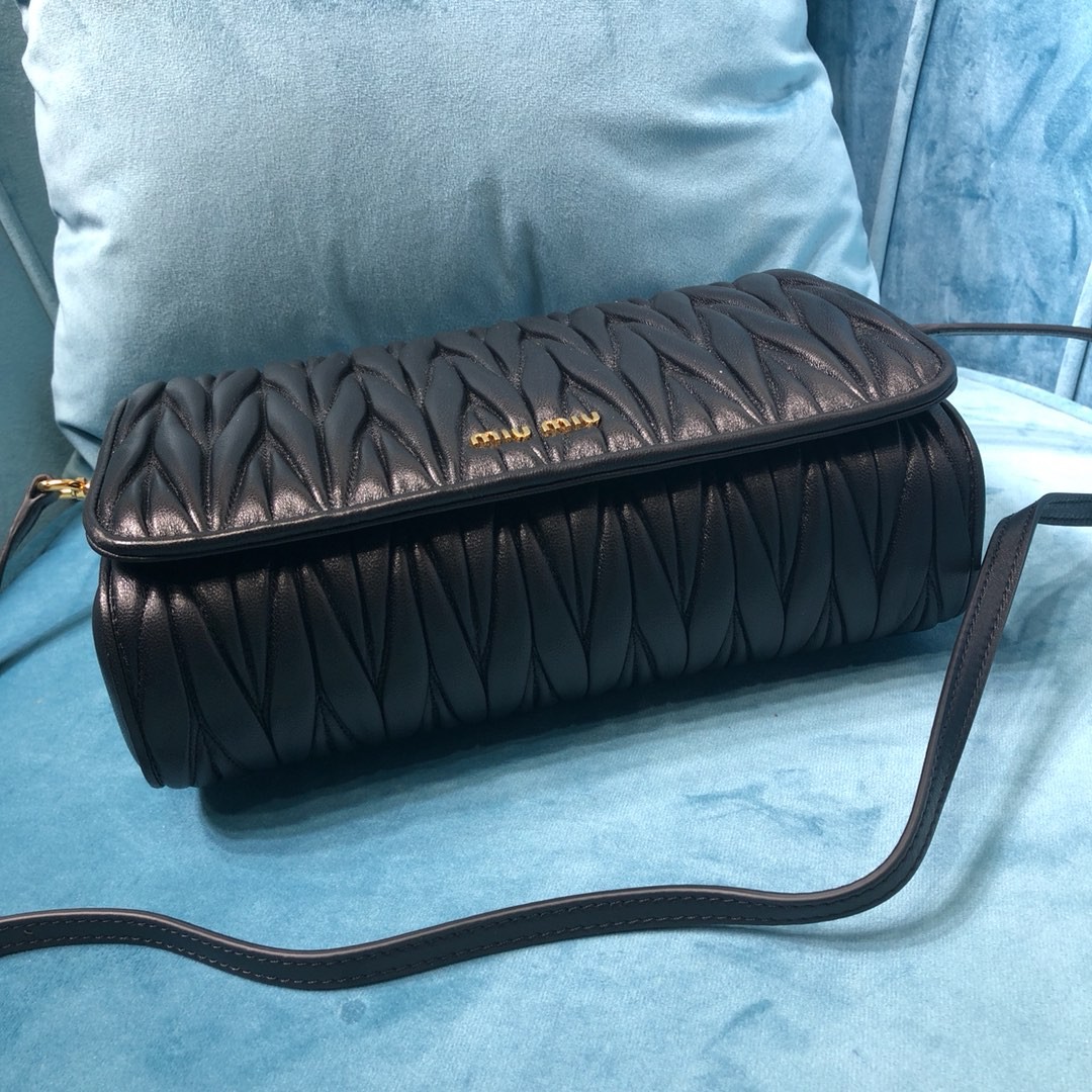 미우미우 숄더백