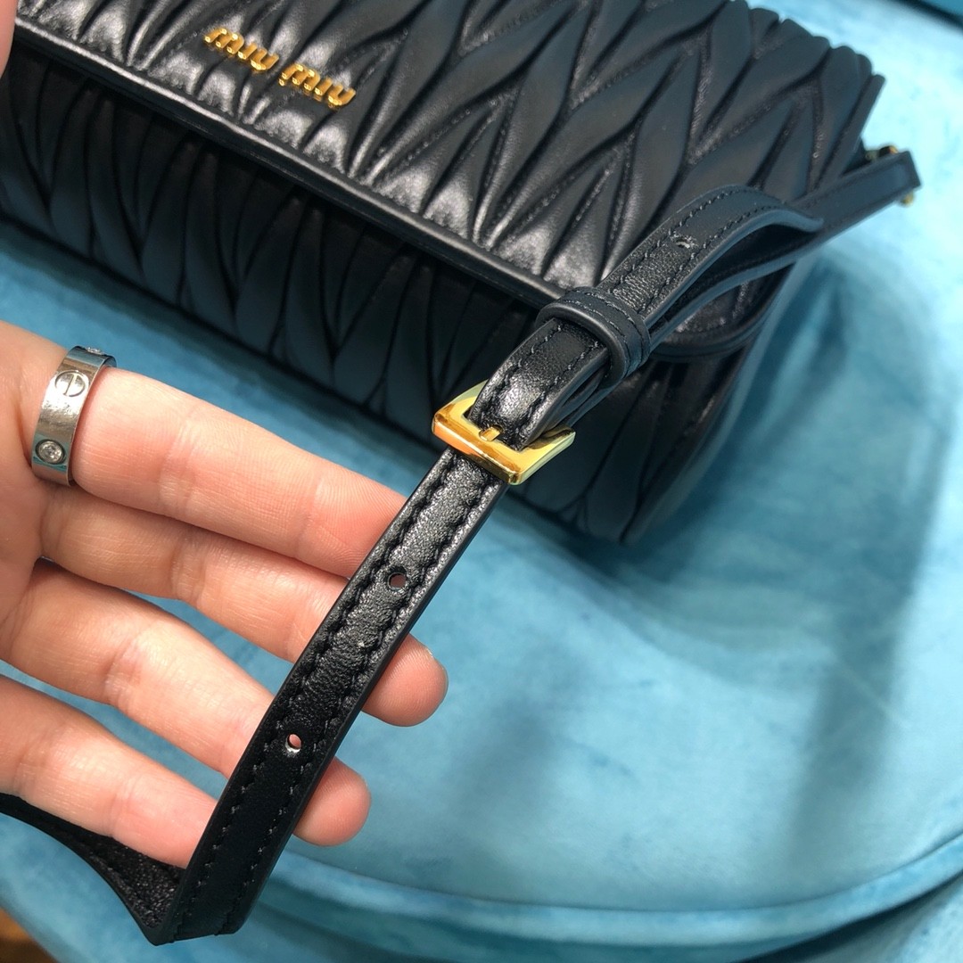 미우미우 숄더백