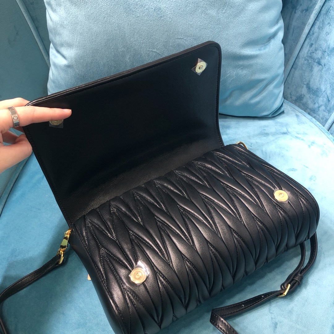 미우미우 숄더백