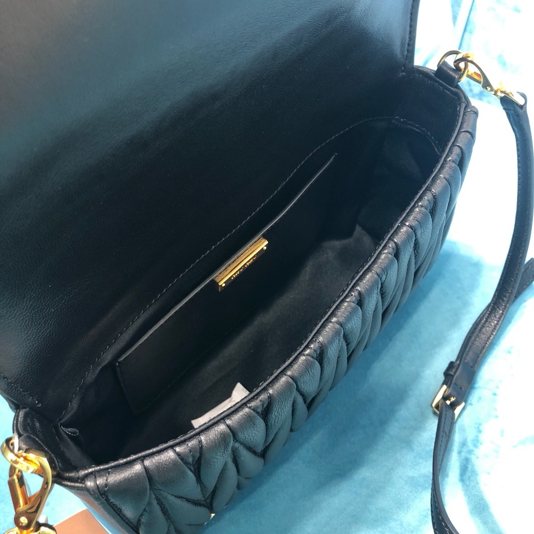 미우미우 숄더백