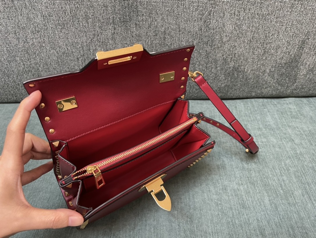 발렌티노 락스터드 알코브 토트백