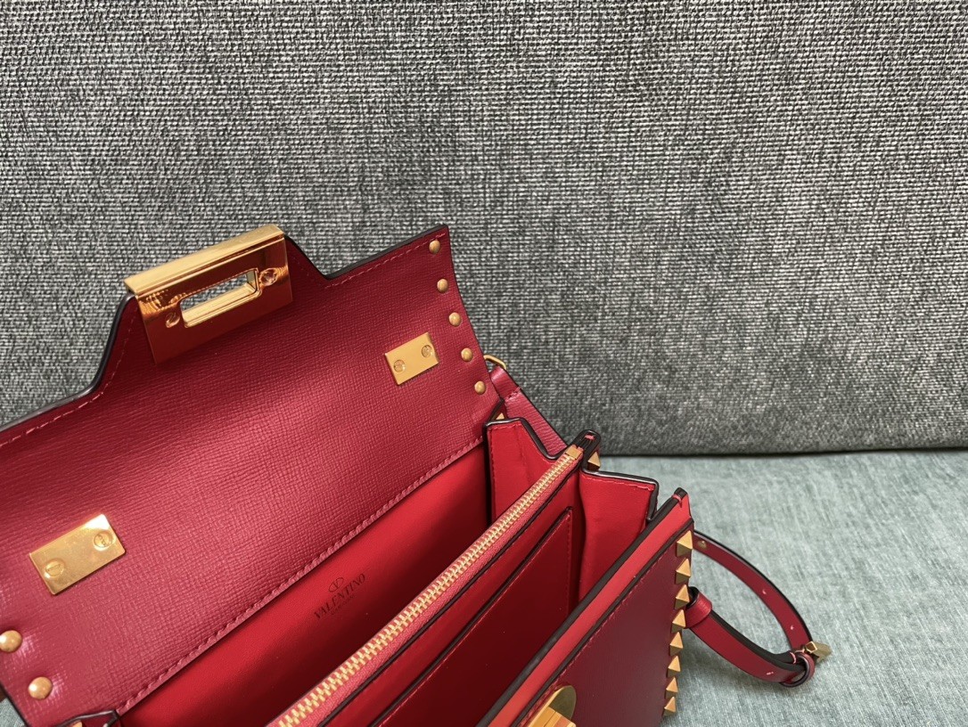 발렌티노 락스터드 알코브 토트백