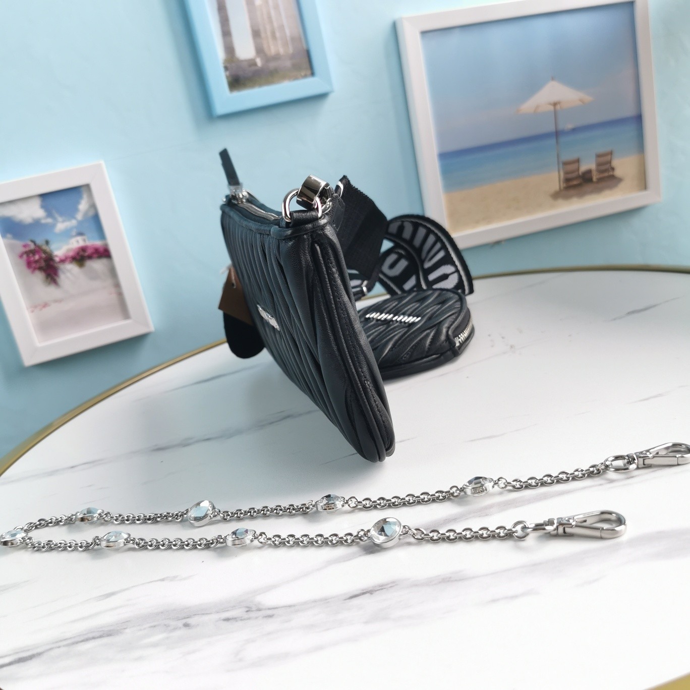 미우미우 메탈로고 마틀라세 크로스백