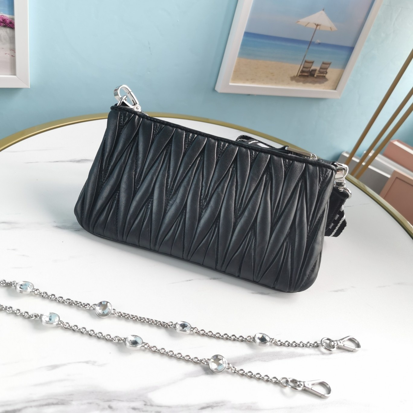 미우미우 메탈로고 마틀라세 크로스백