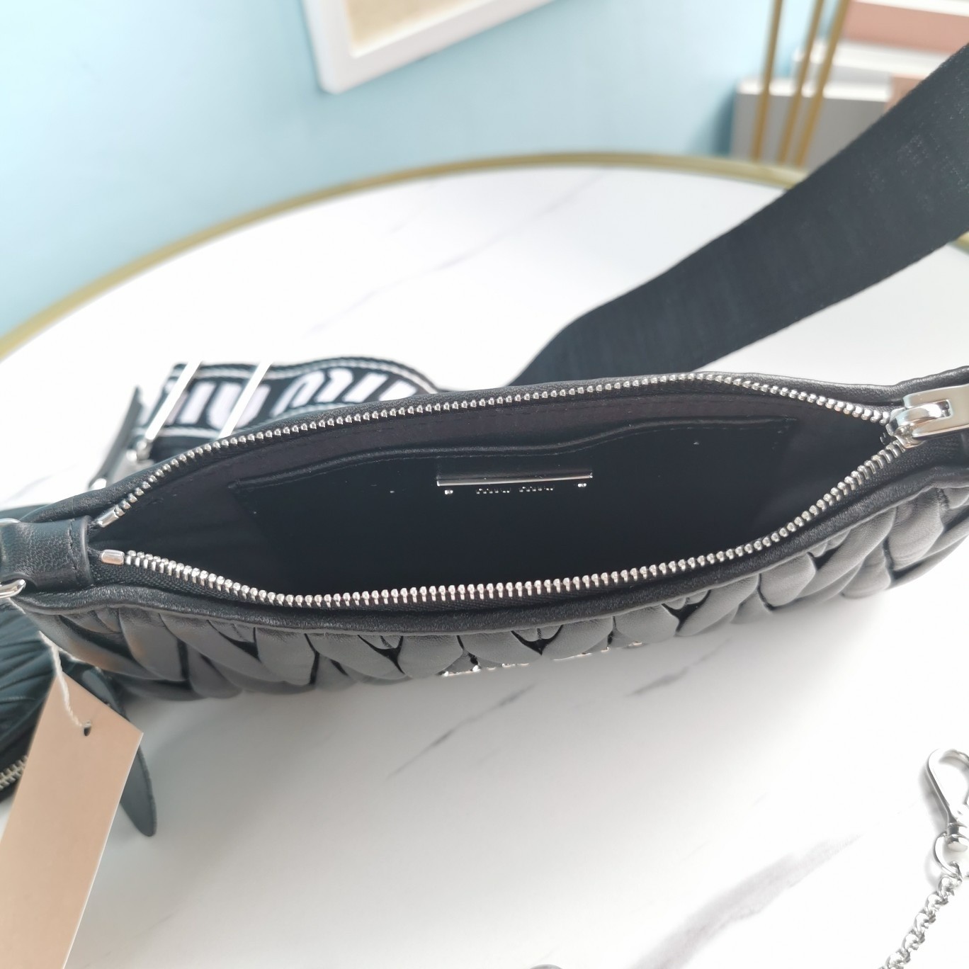 미우미우 메탈로고 마틀라세 크로스백