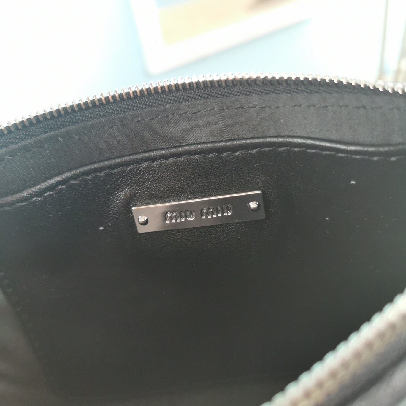 미우미우 메탈로고 마틀라세 크로스백