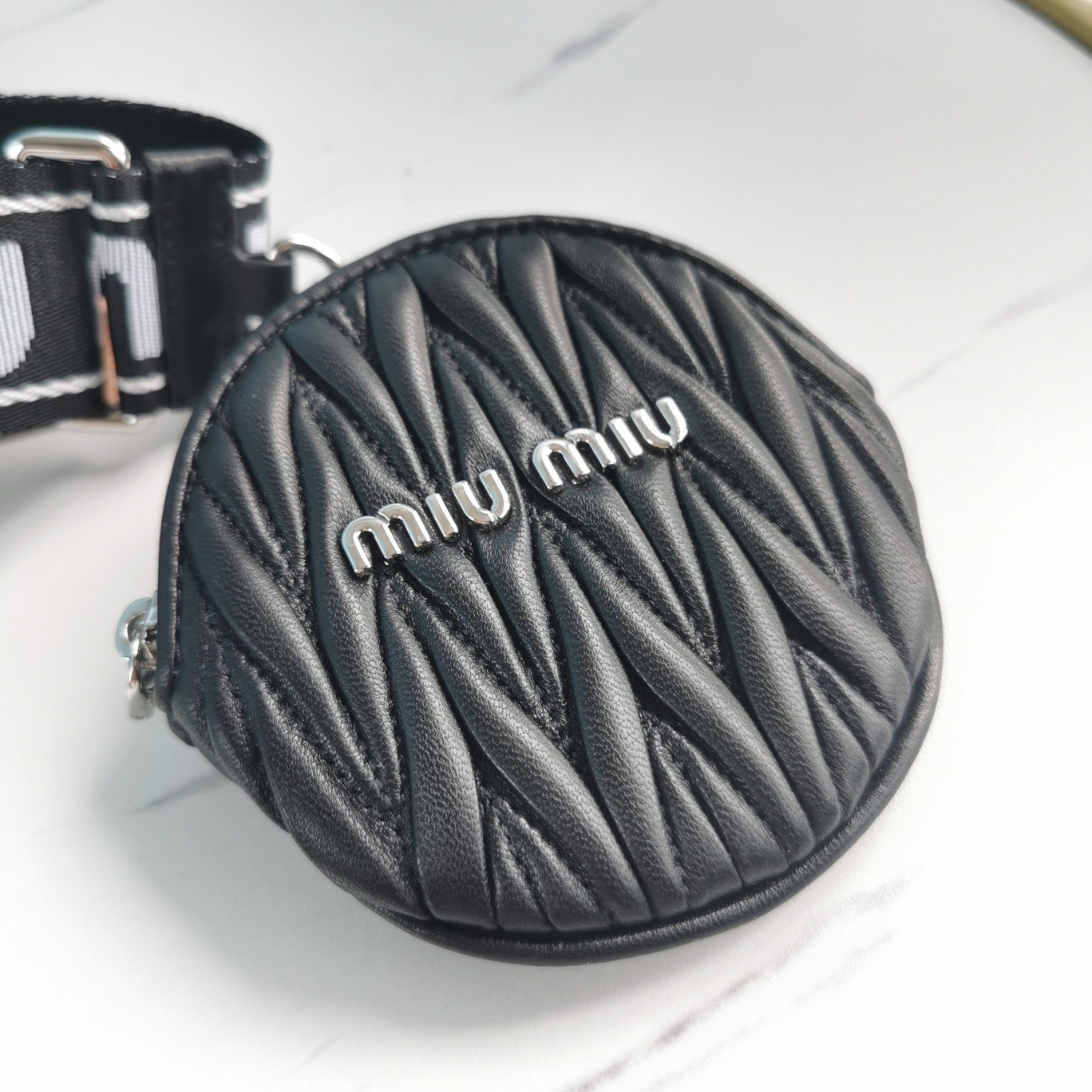 미우미우 메탈로고 마틀라세 크로스백