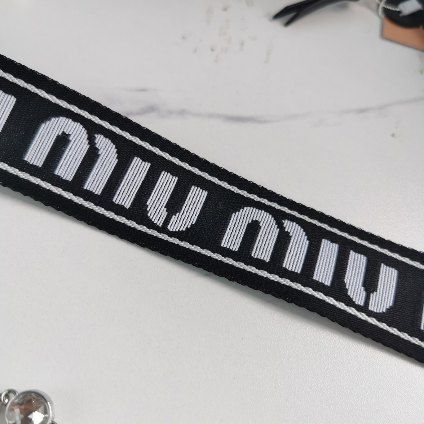 미우미우 메탈로고 마틀라세 크로스백