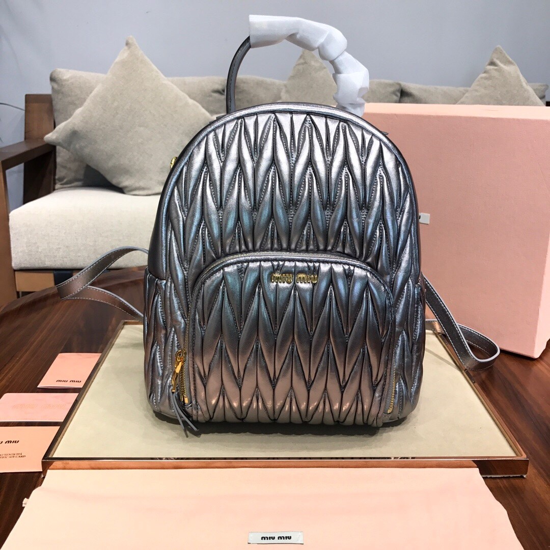 미우미우 MIUMIU 마테라쎄 레더 백 팩