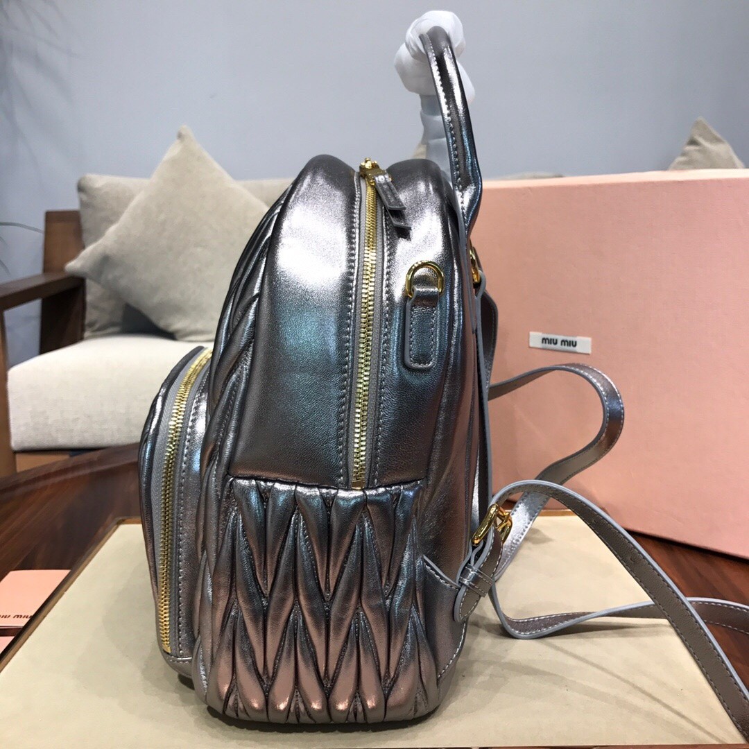 미우미우 MIUMIU 마테라쎄 레더 백 팩