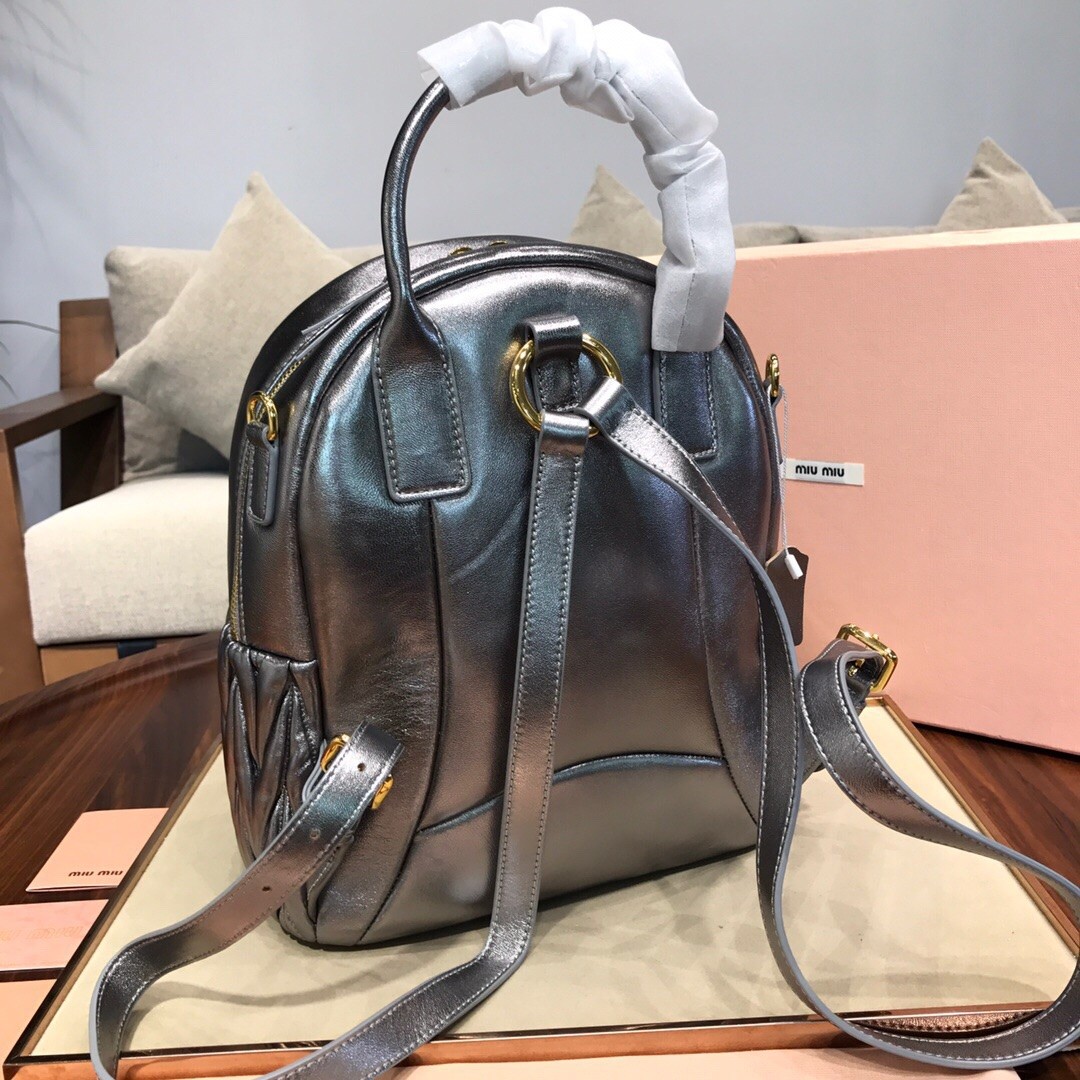 미우미우 MIUMIU 마테라쎄 레더 백 팩