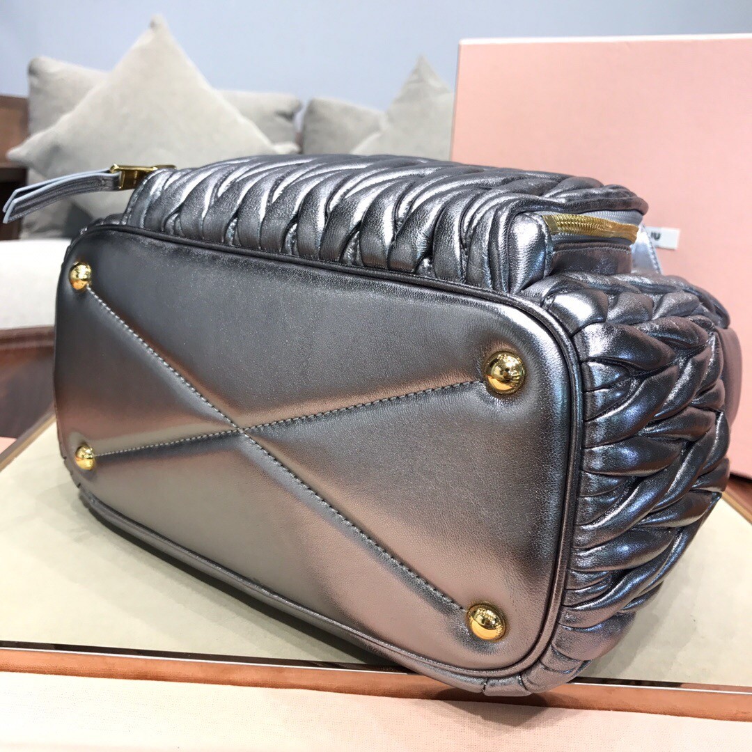 미우미우 MIUMIU 마테라쎄 레더 백 팩