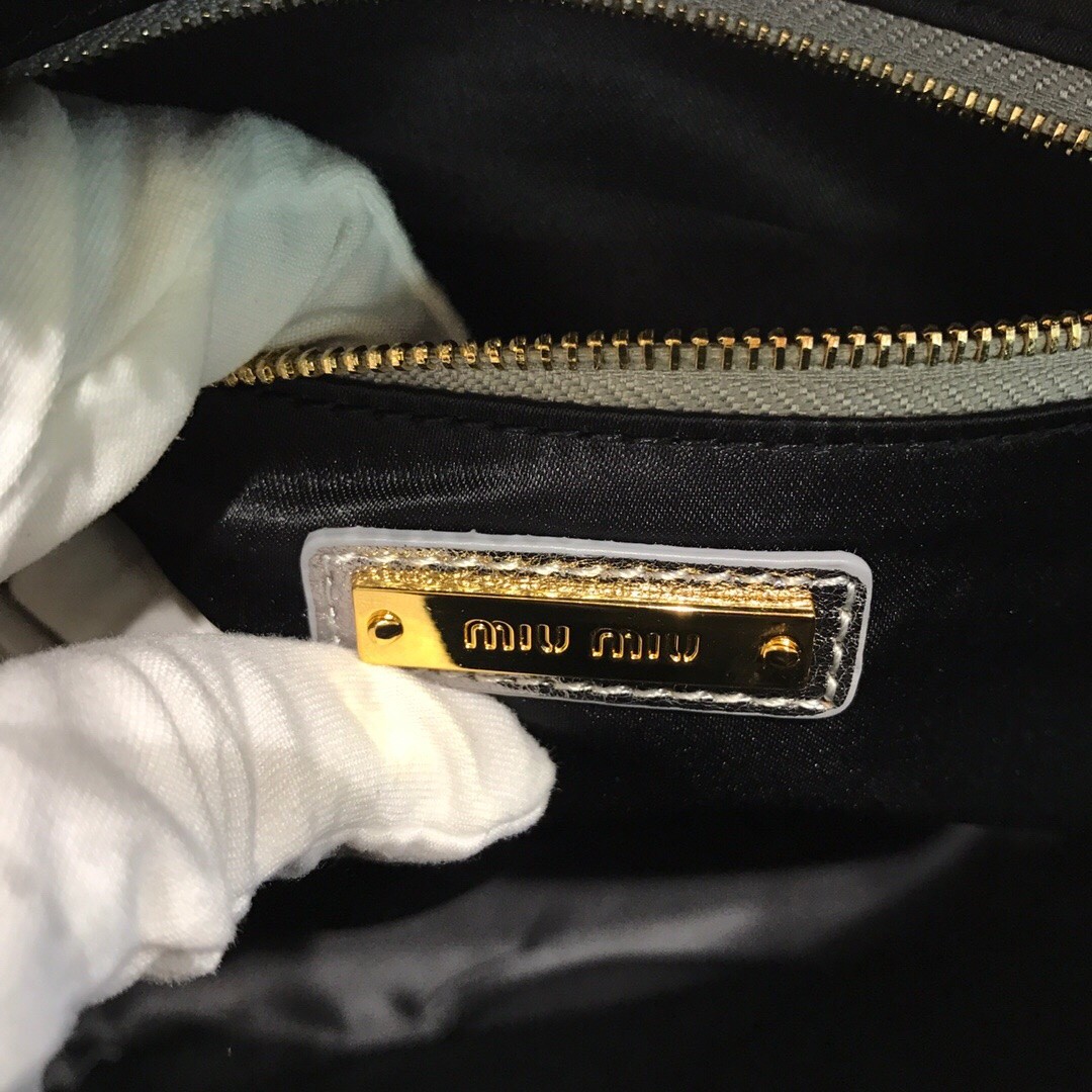 미우미우 MIUMIU 마테라쎄 레더 백 팩