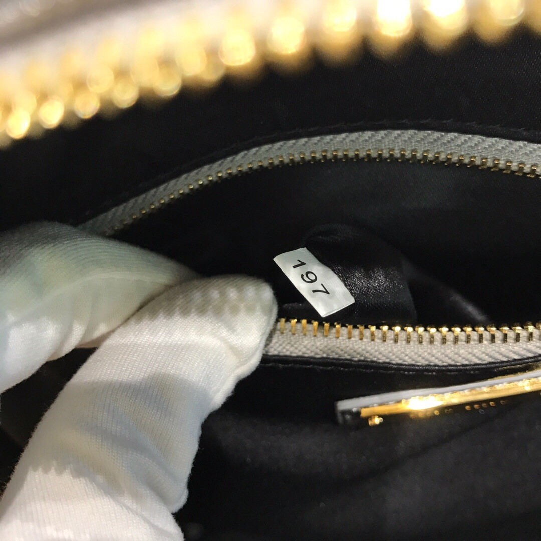 미우미우 MIUMIU 마테라쎄 레더 백 팩