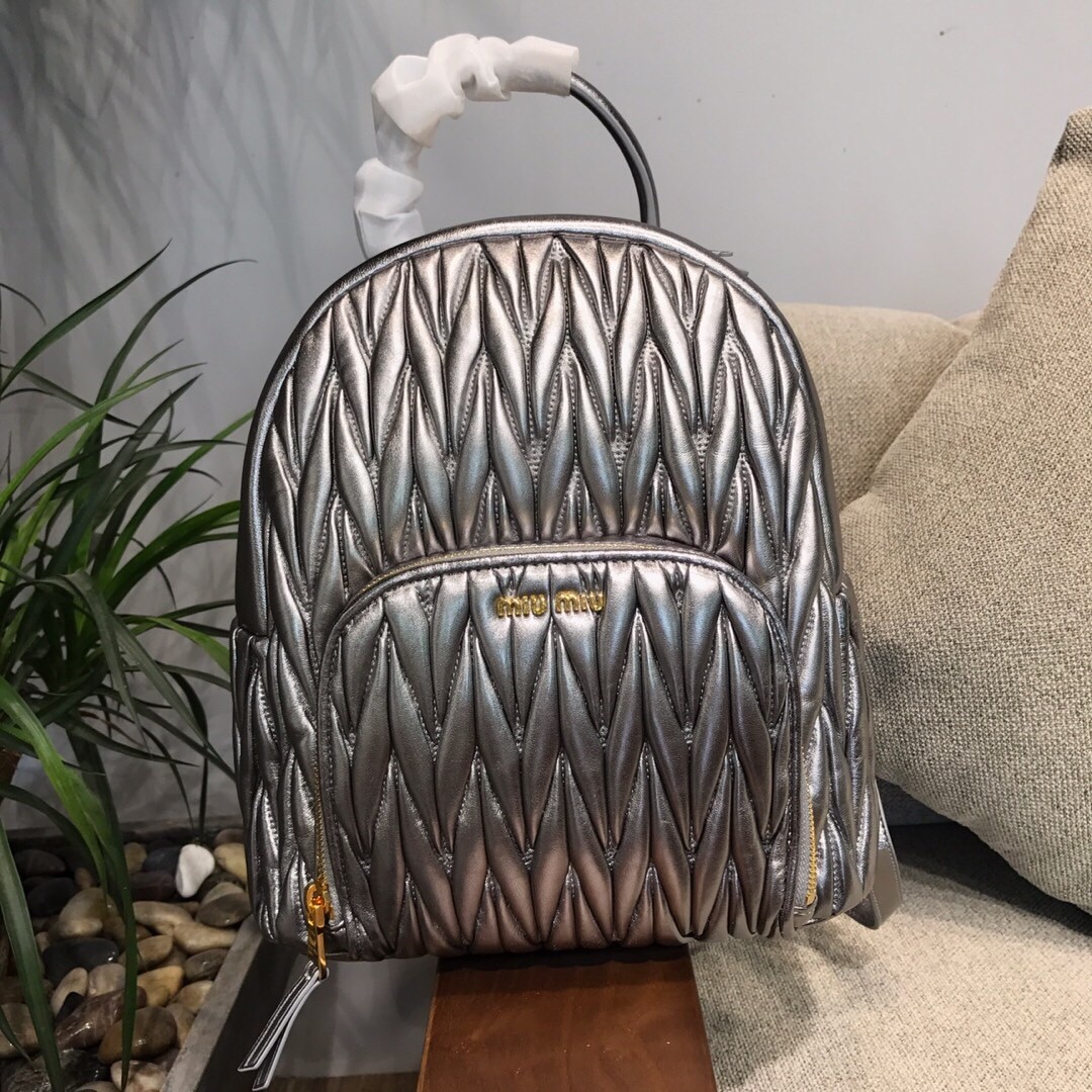 미우미우 MIUMIU 마테라쎄 레더 백 팩