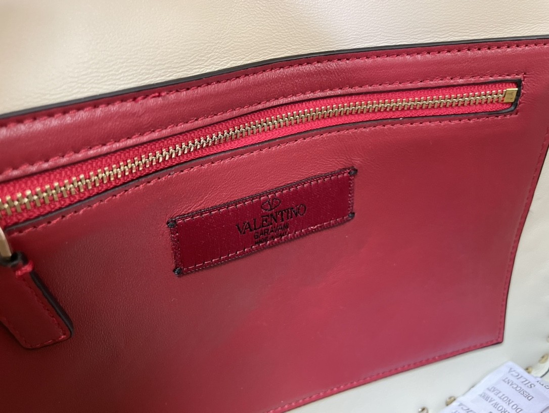 발렌티노 락스터드 스파이크 숄더백