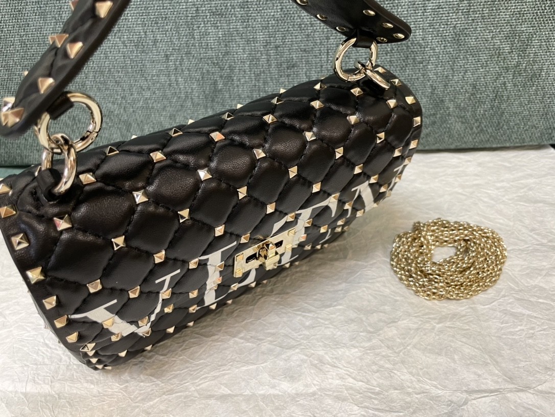 발렌티노 락스터드 스파이크 숄더백