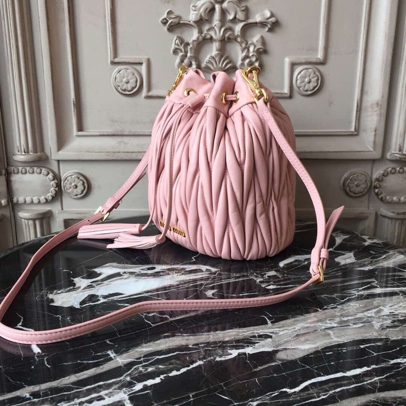 미우미우 마테라쎄 버킷백