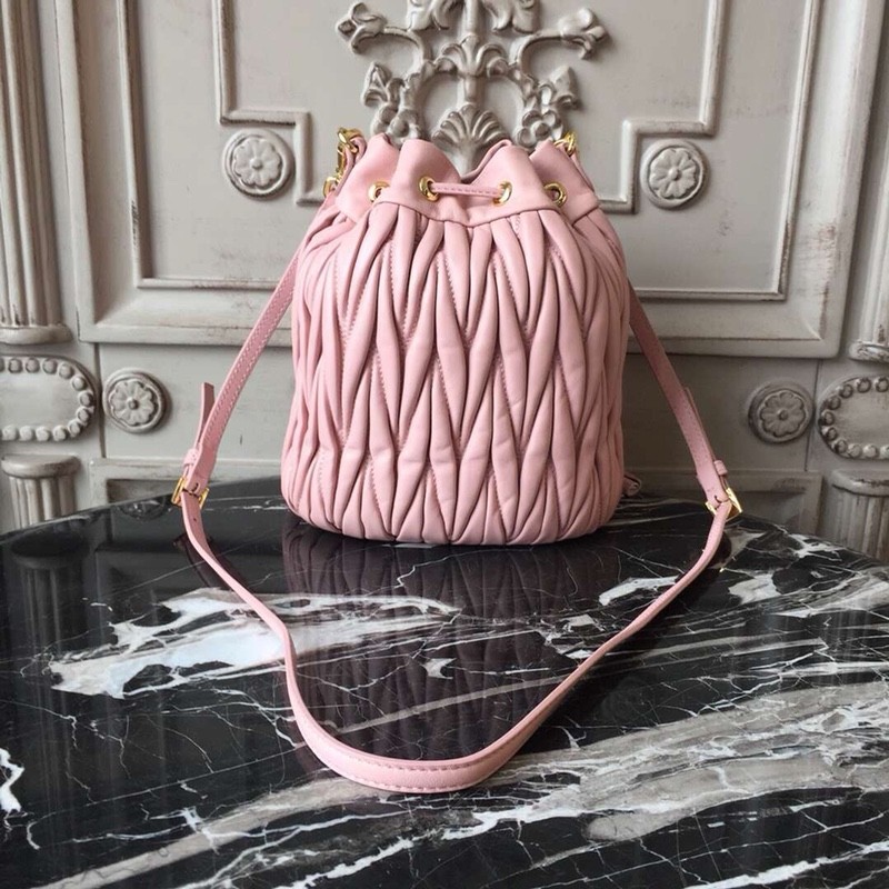 미우미우 마테라쎄 버킷백