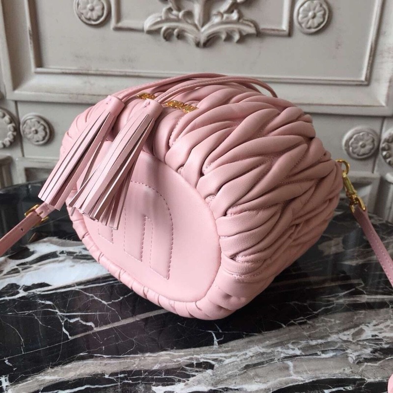 미우미우 마테라쎄 버킷백