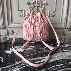 미우미우 마테라쎄 버킷백