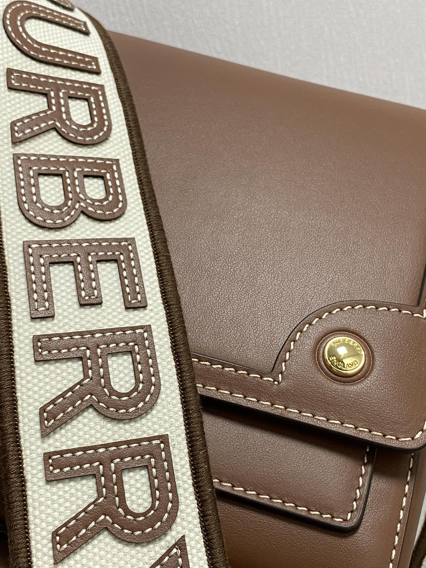 버버리 탑 스티치 가죽 크로스백