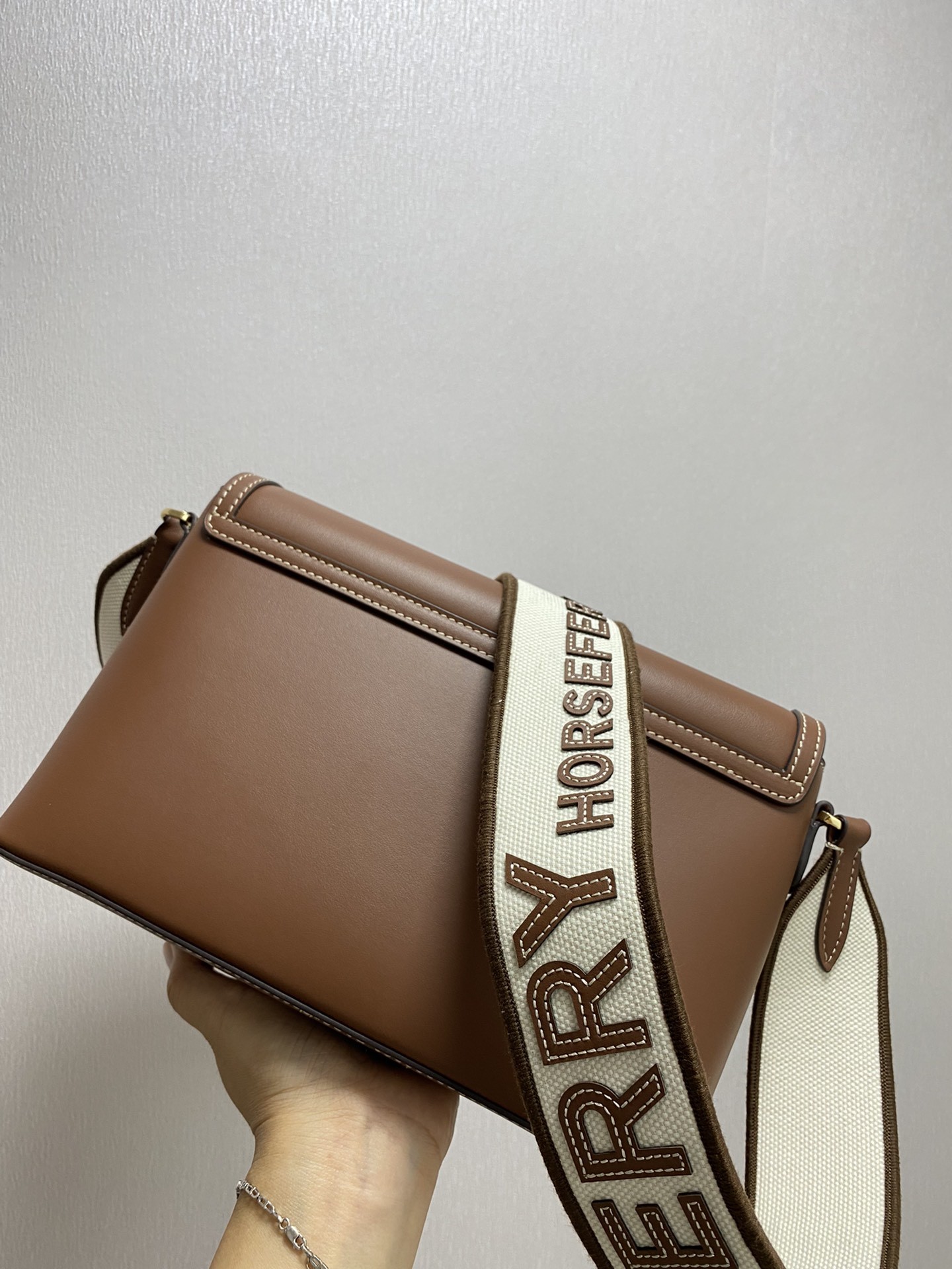 버버리 탑 스티치 가죽 크로스백