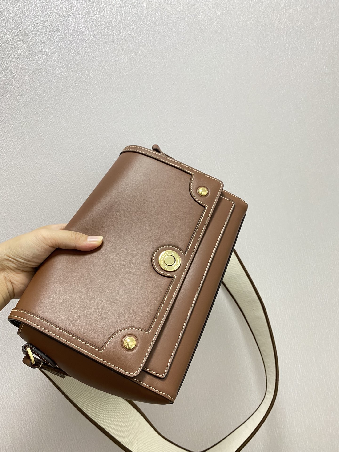 버버리 탑 스티치 가죽 크로스백