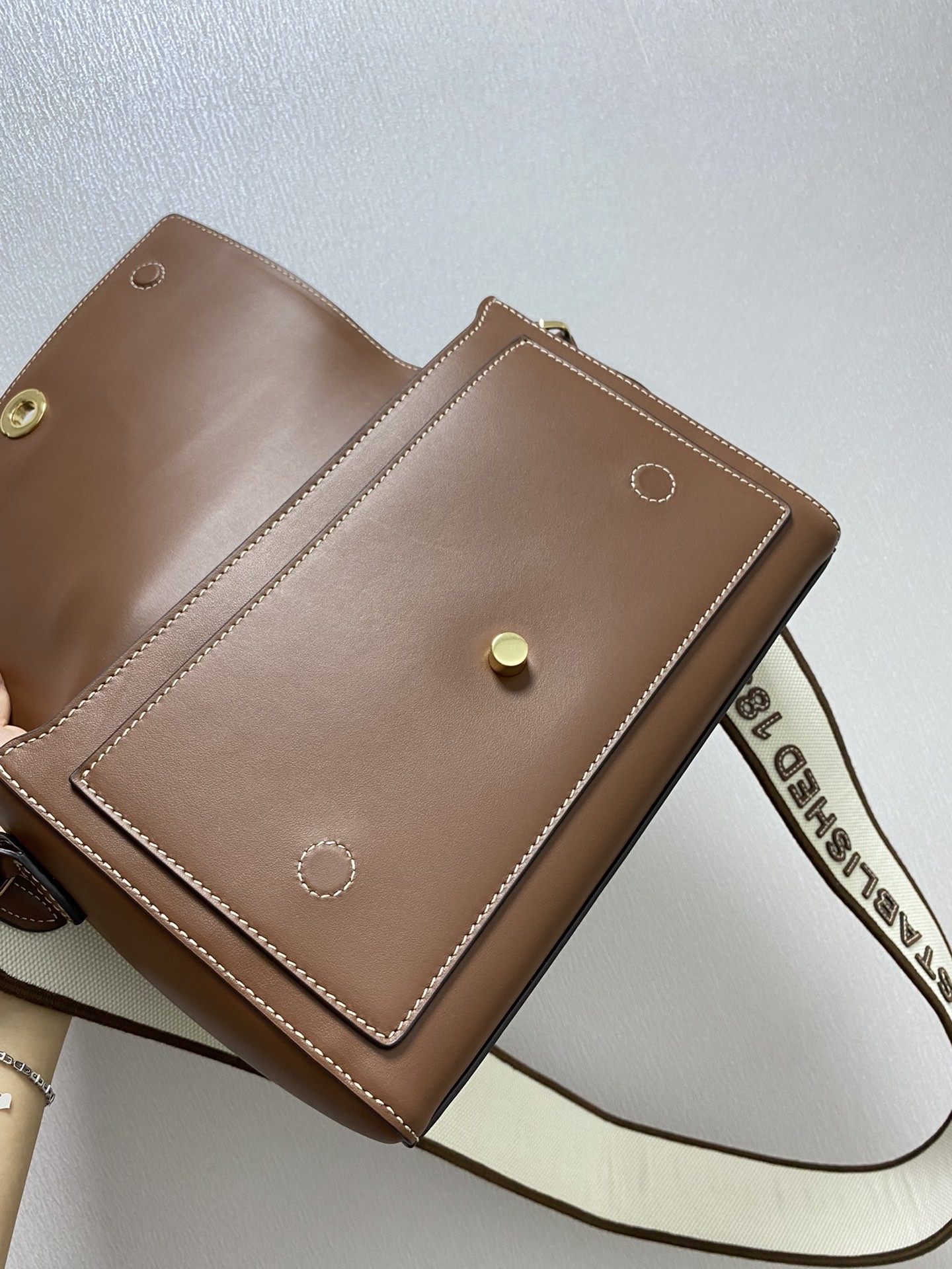 버버리 탑 스티치 가죽 크로스백