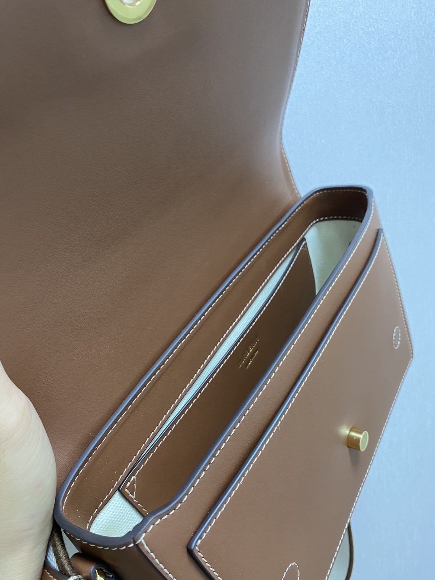 버버리 탑 스티치 가죽 크로스백