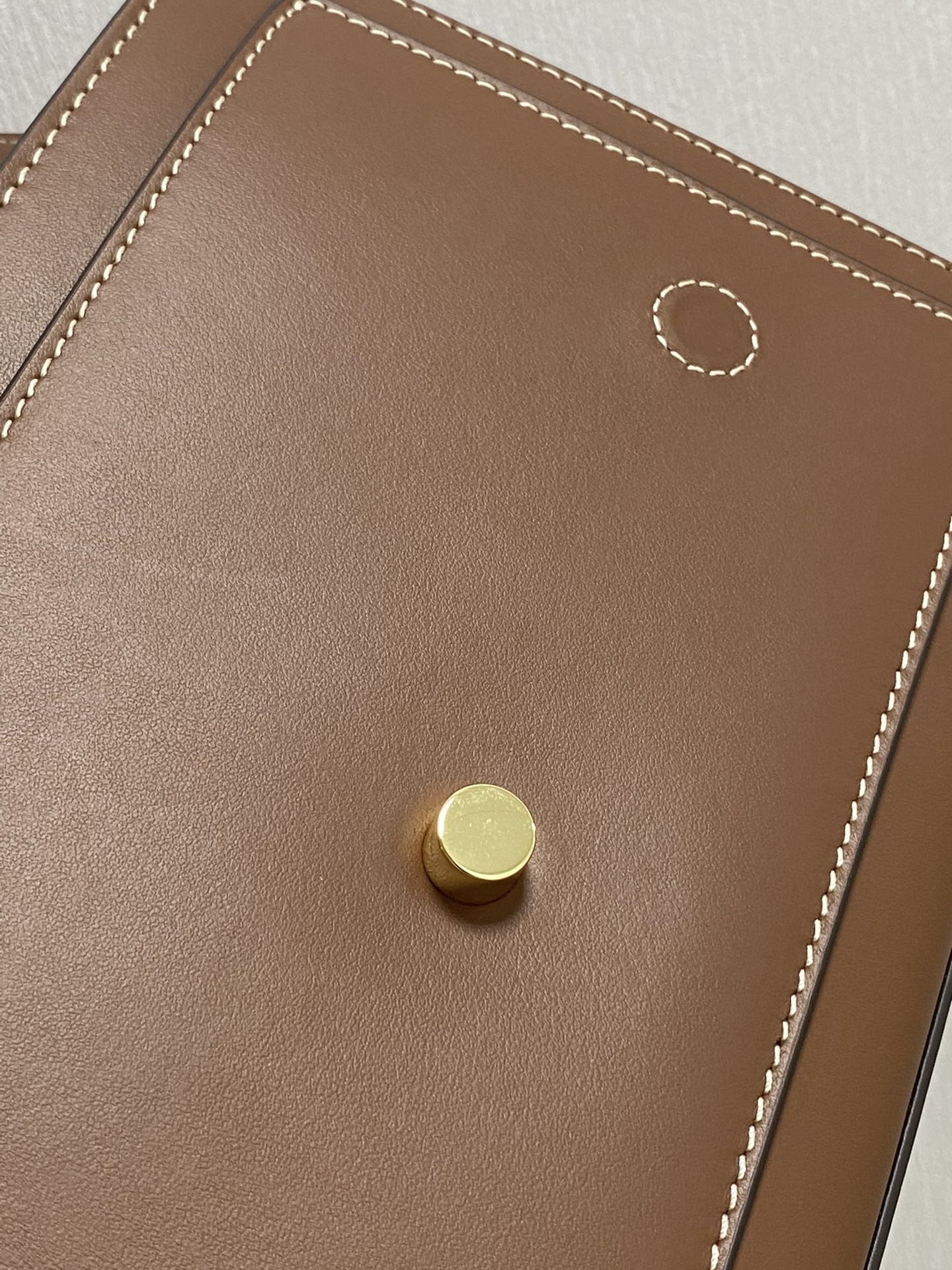 버버리 탑 스티치 가죽 크로스백