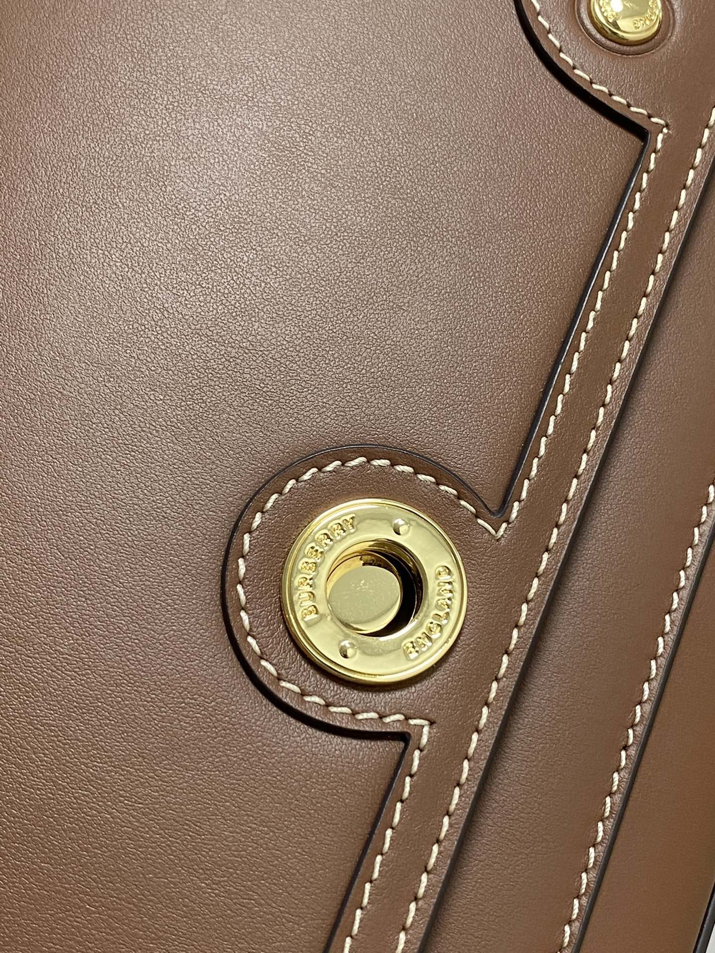 버버리 탑 스티치 가죽 크로스백