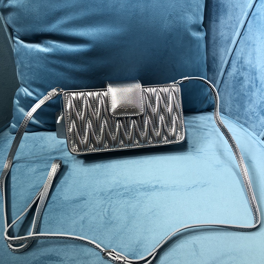 미우미우 숄더백