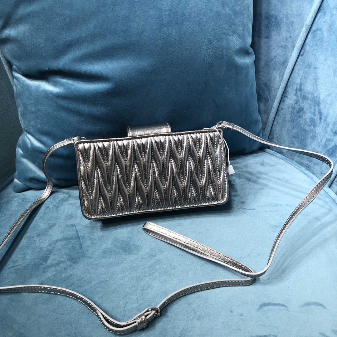 미우미우 숄더백