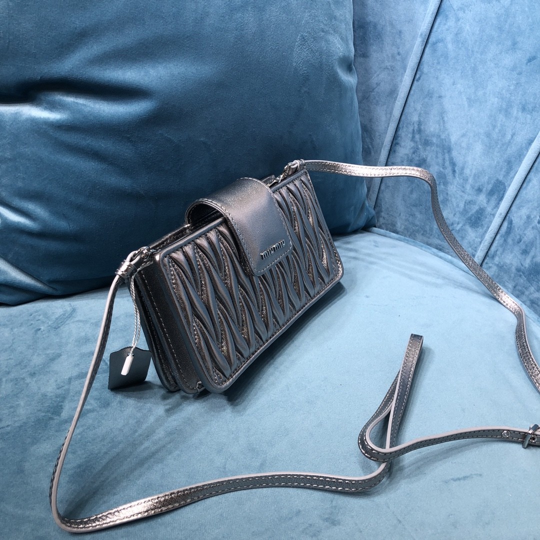 미우미우 숄더백