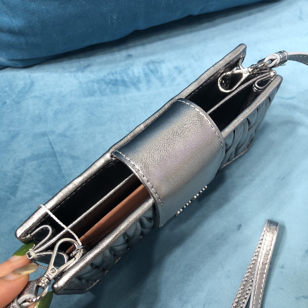 미우미우 숄더백