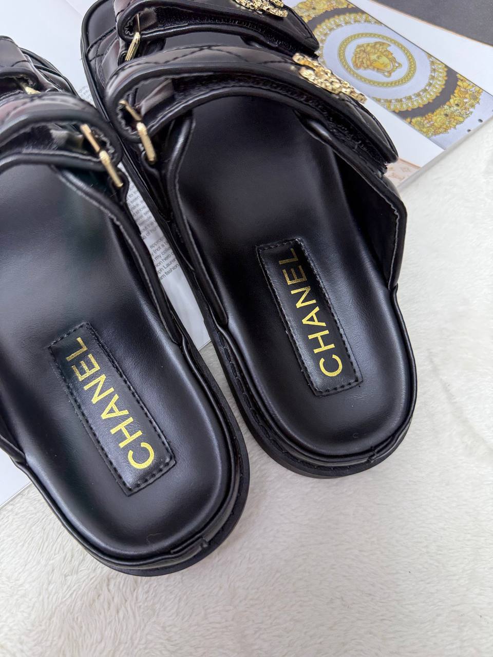 샤넬 시즌 CC 로고 가죽 레더 벨크로 뮬 슬리퍼 블랙