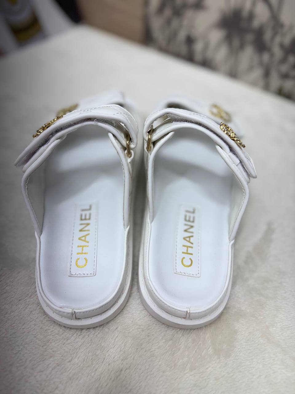 샤넬 시즌 CC 로고 가죽 레더 벨크로 뮬 슬리퍼 화이트