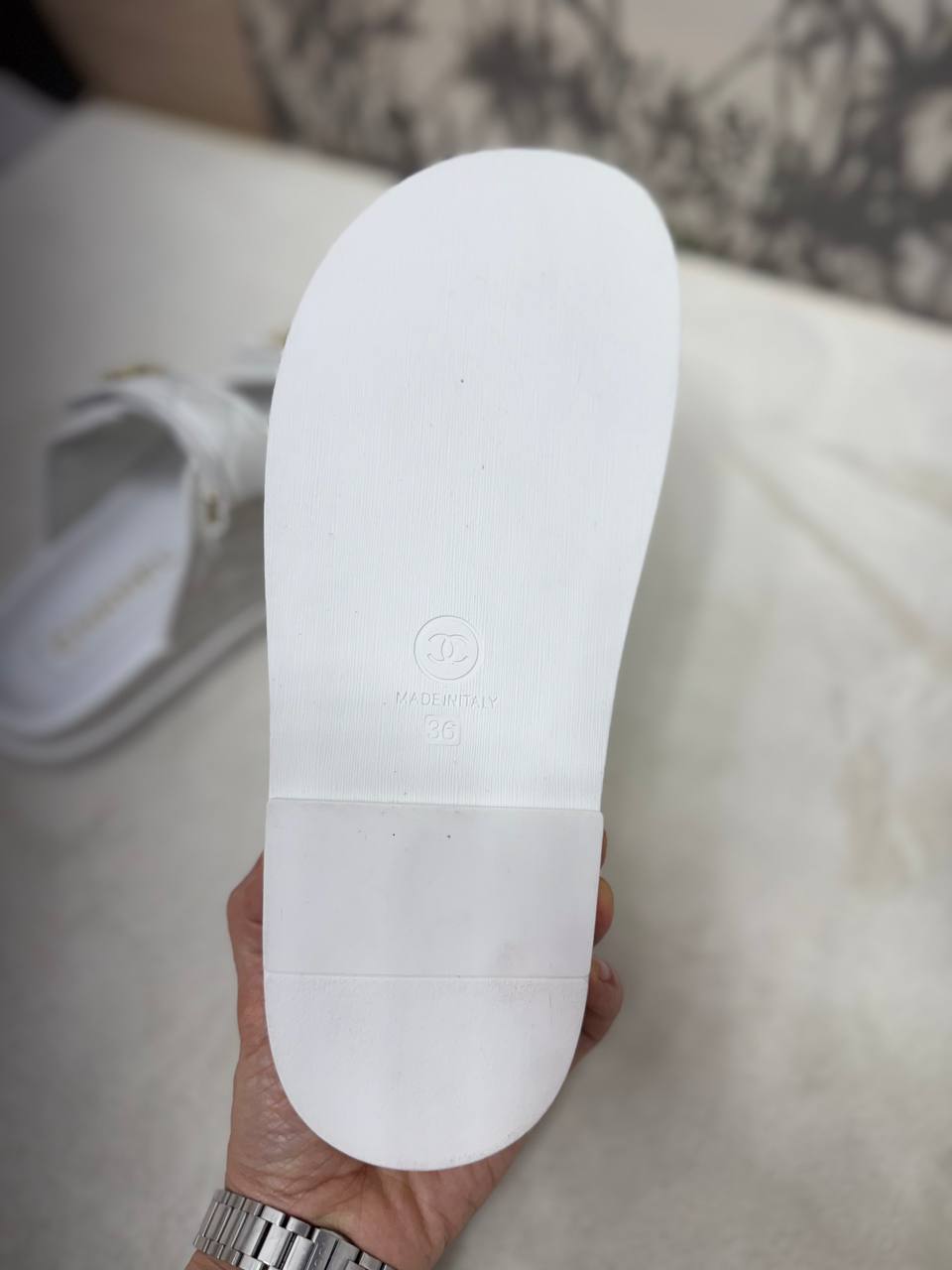 샤넬 시즌 CC 로고 가죽 레더 벨크로 뮬 슬리퍼 화이트