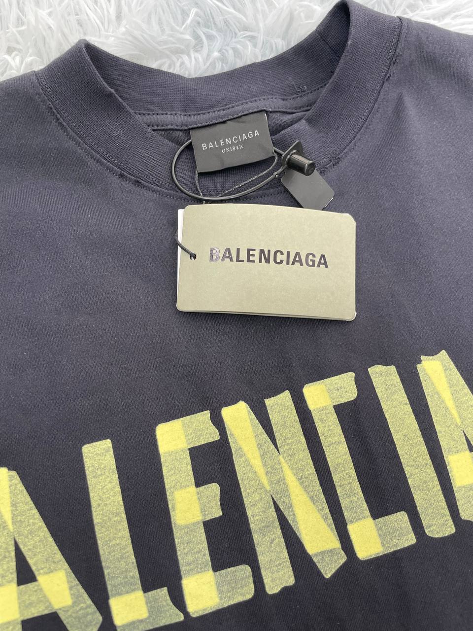 발렌시아가 테이프 타입 티셔츠 (워시드 블랙)