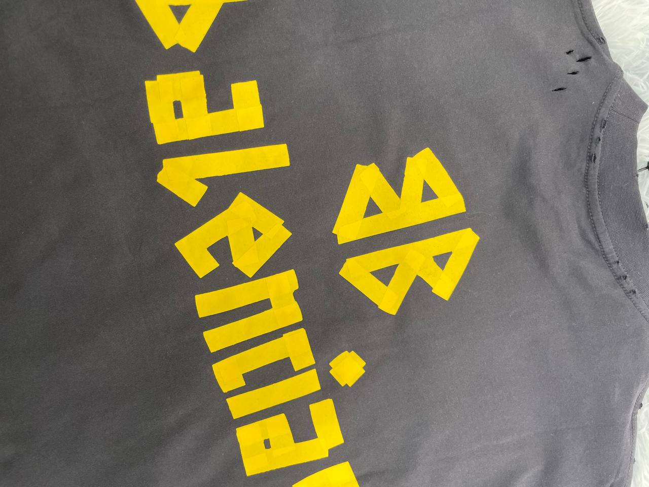 발렌시아가 테이프 타입 티셔츠 (워시드 블랙)