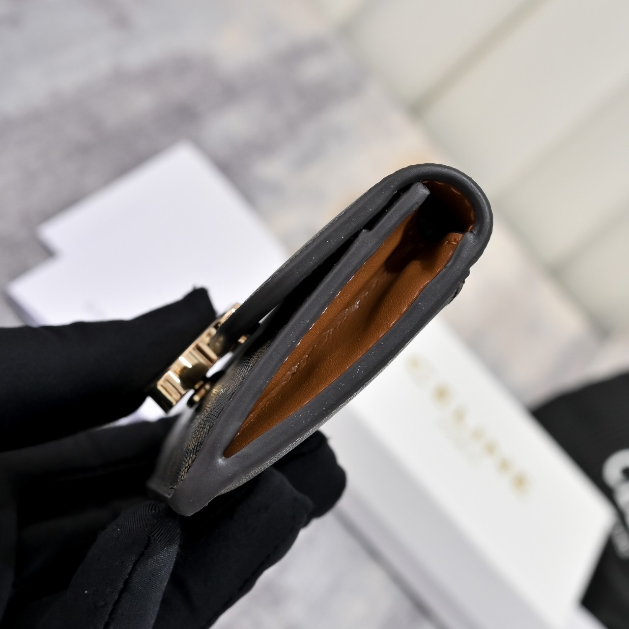 셀린느 플랩 카드지갑 탄