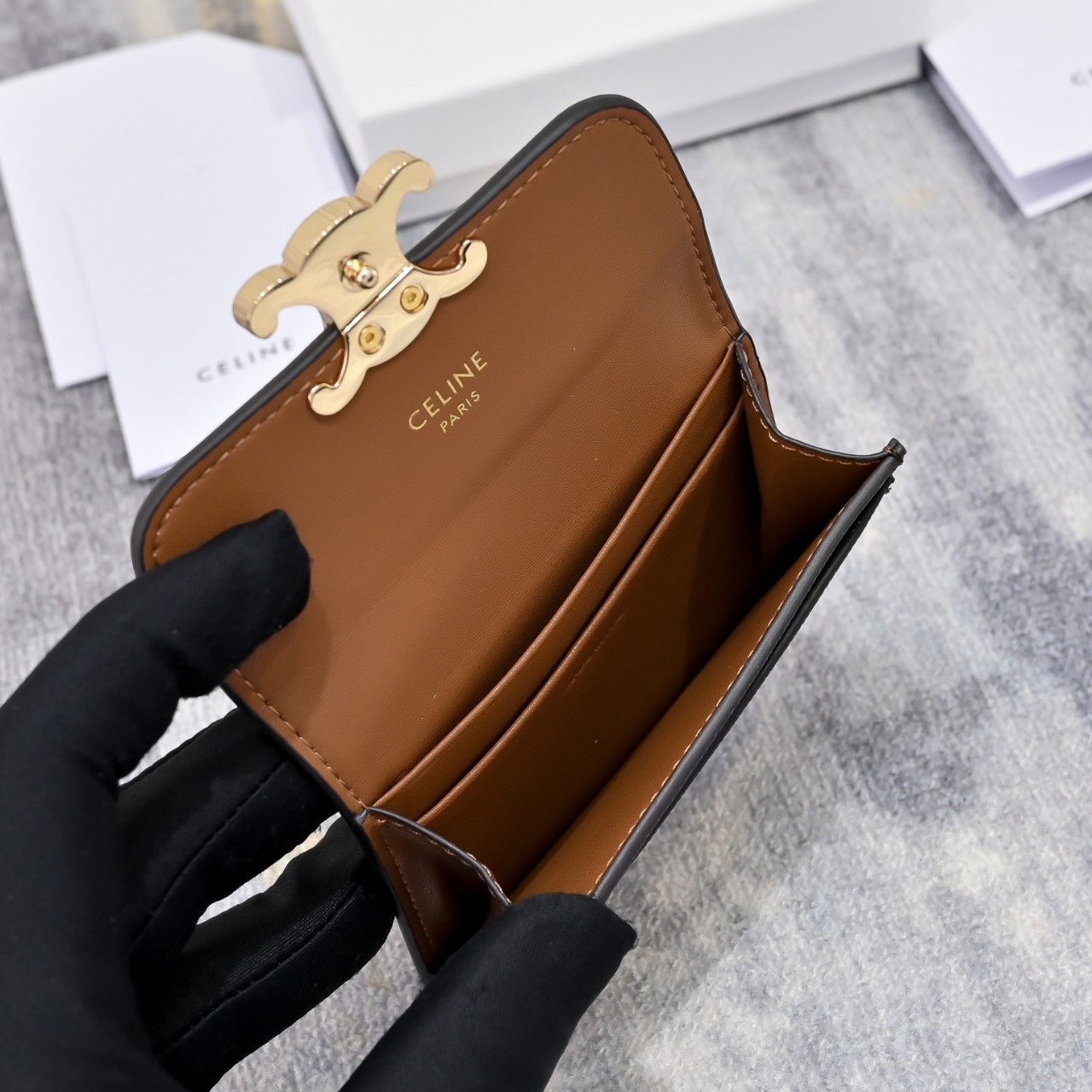 셀린느 플랩 카드지갑 탄