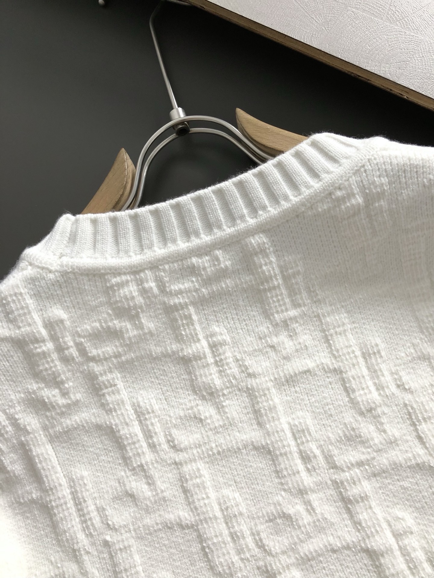 디올 자수로고 자가드 양모라운드