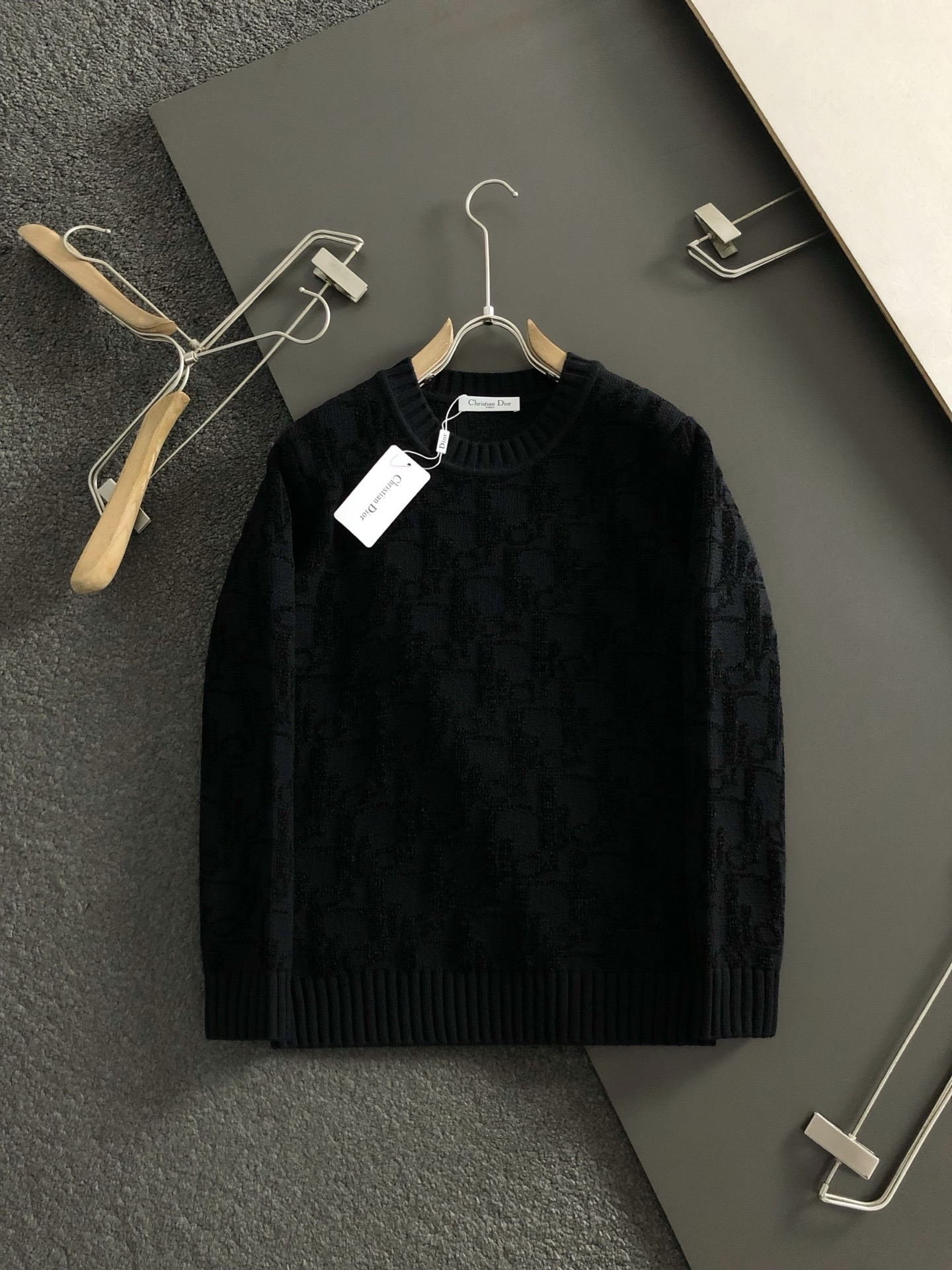 디올 자수로고 자가드 양모라운드