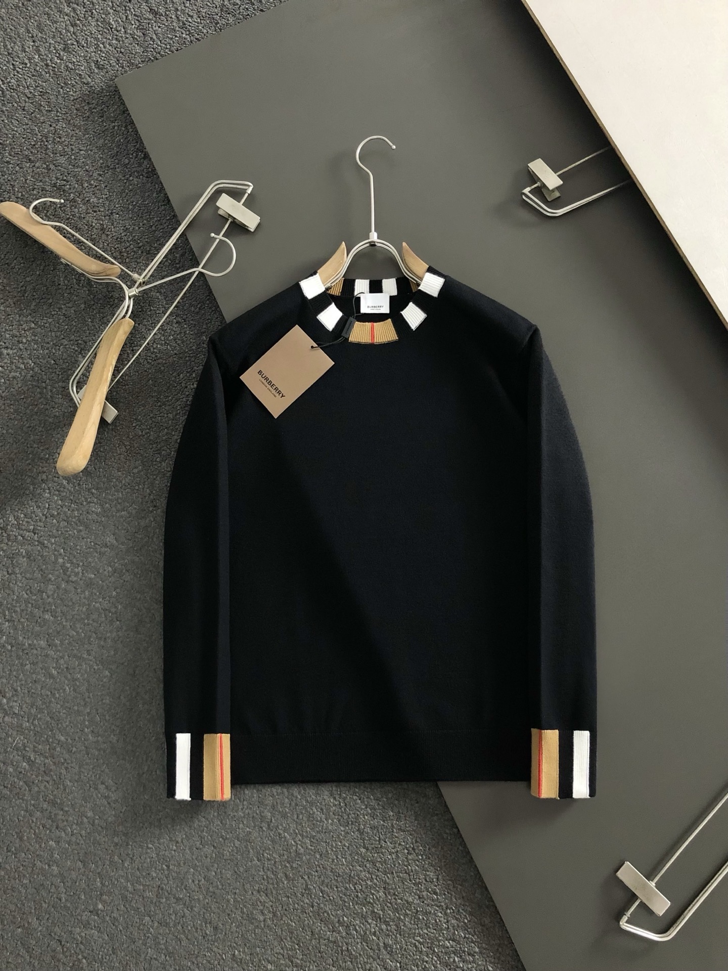 버버리 배색포인트 양모라운드 니트