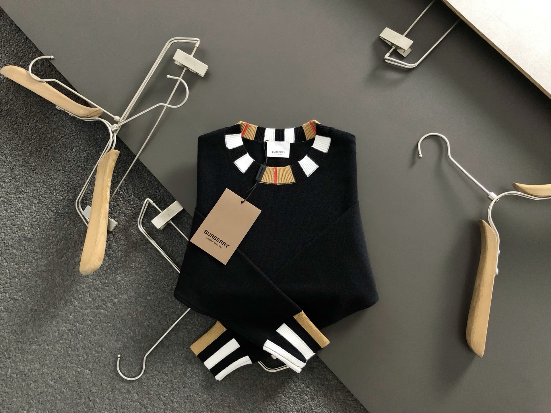 버버리 배색포인트 양모라운드 니트