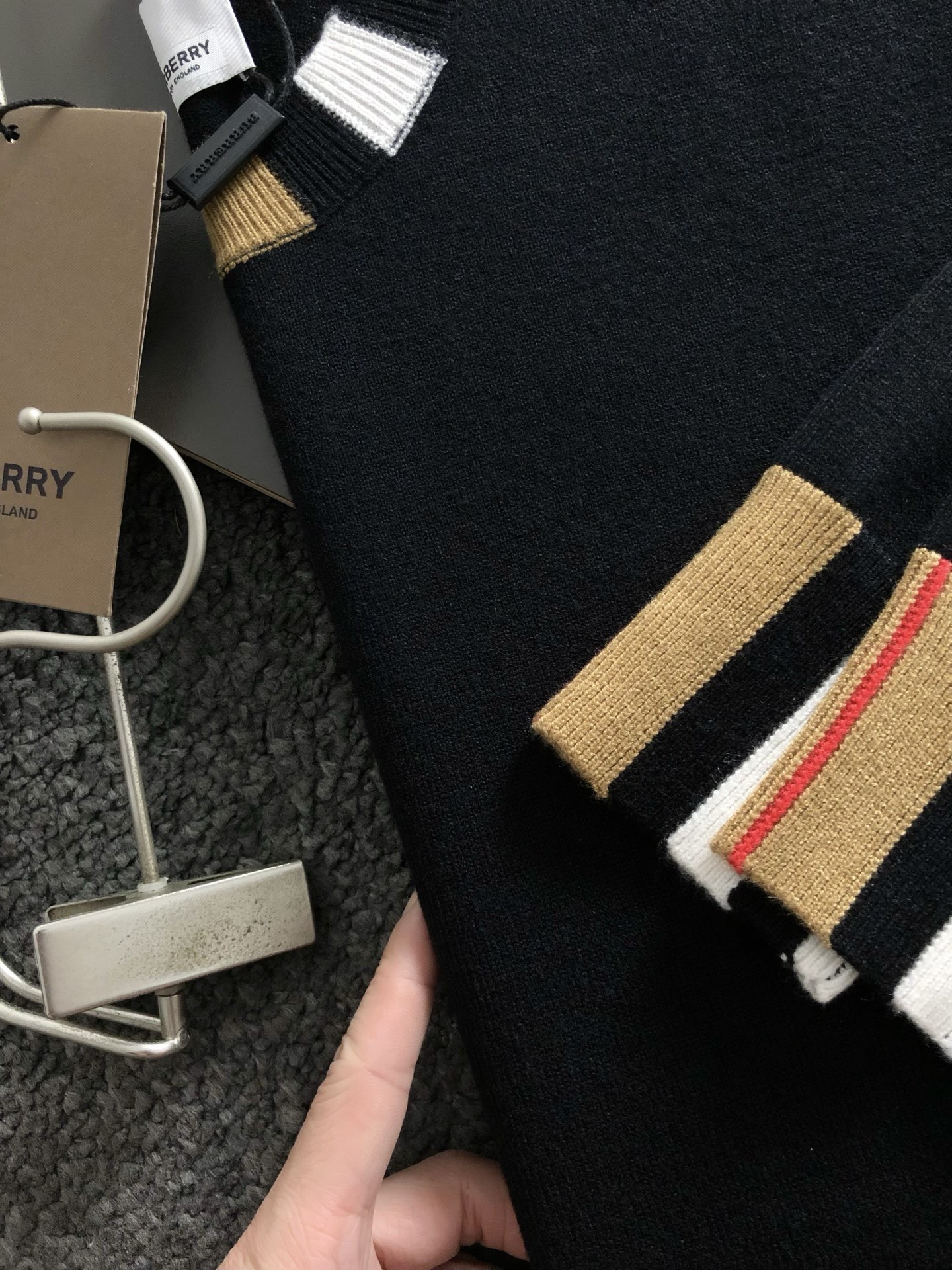 버버리 배색포인트 양모라운드 니트