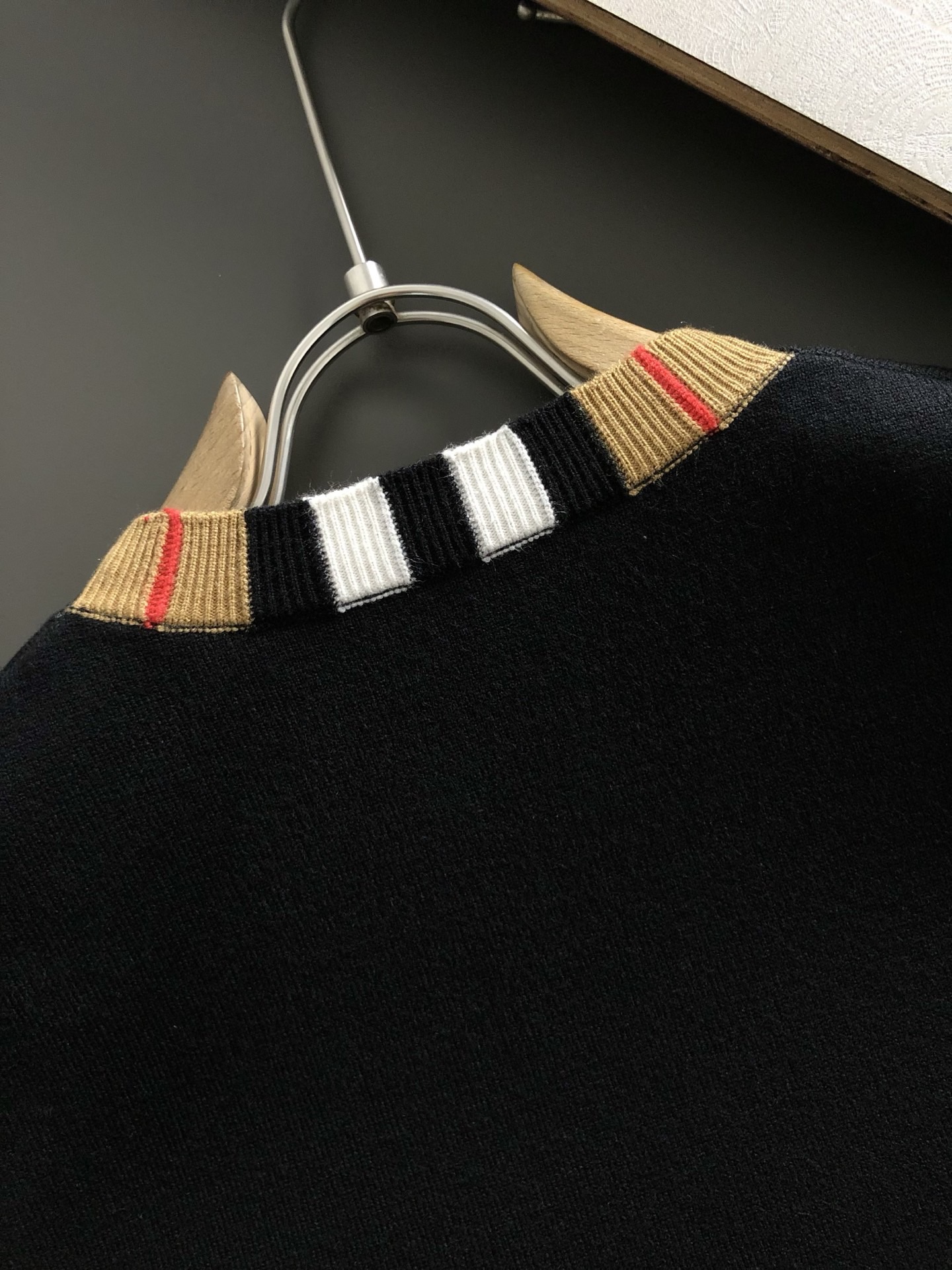 버버리 배색포인트 양모라운드 니트