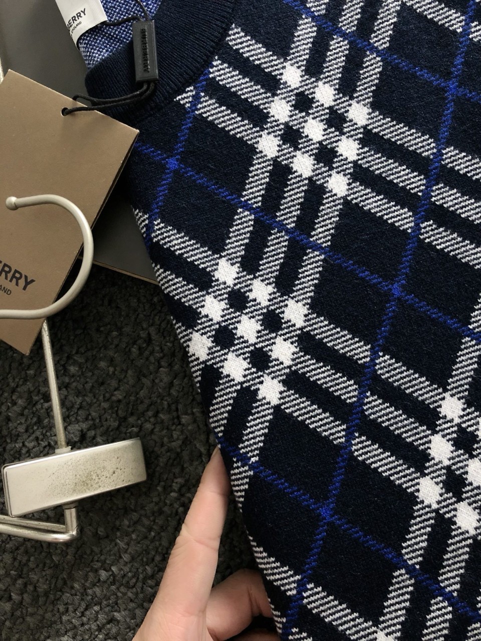 버버리 사선체크 풀오버 양모라운드 니트